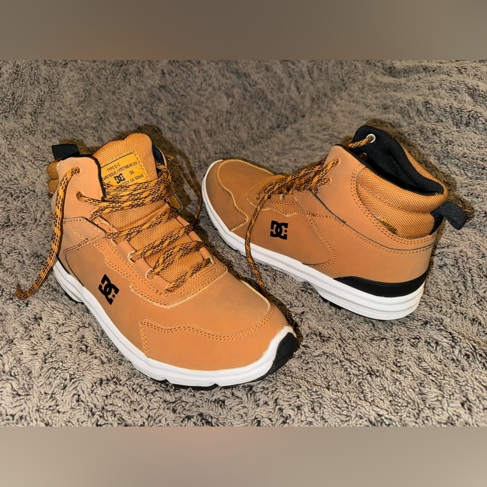 Size 10 DC Men’s Mutiny WR Boots Shoes Wheat/Black ADYB700038